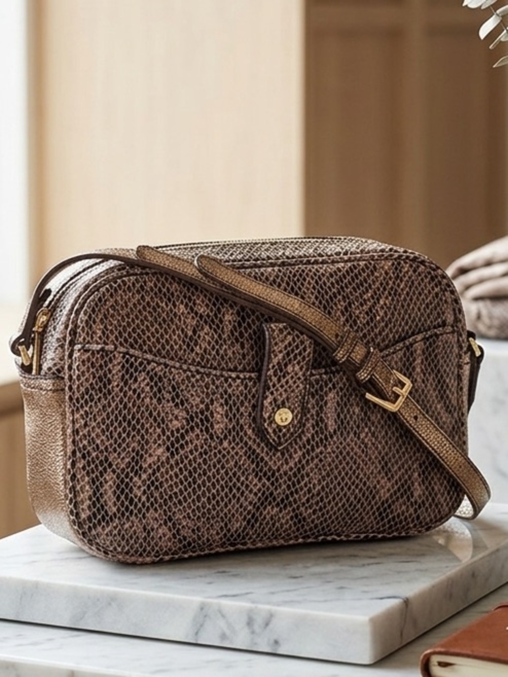 G.i.l.i. Leather Sienna
Snakeskin Embossed rose Gold
Metalic Crossbody Bag